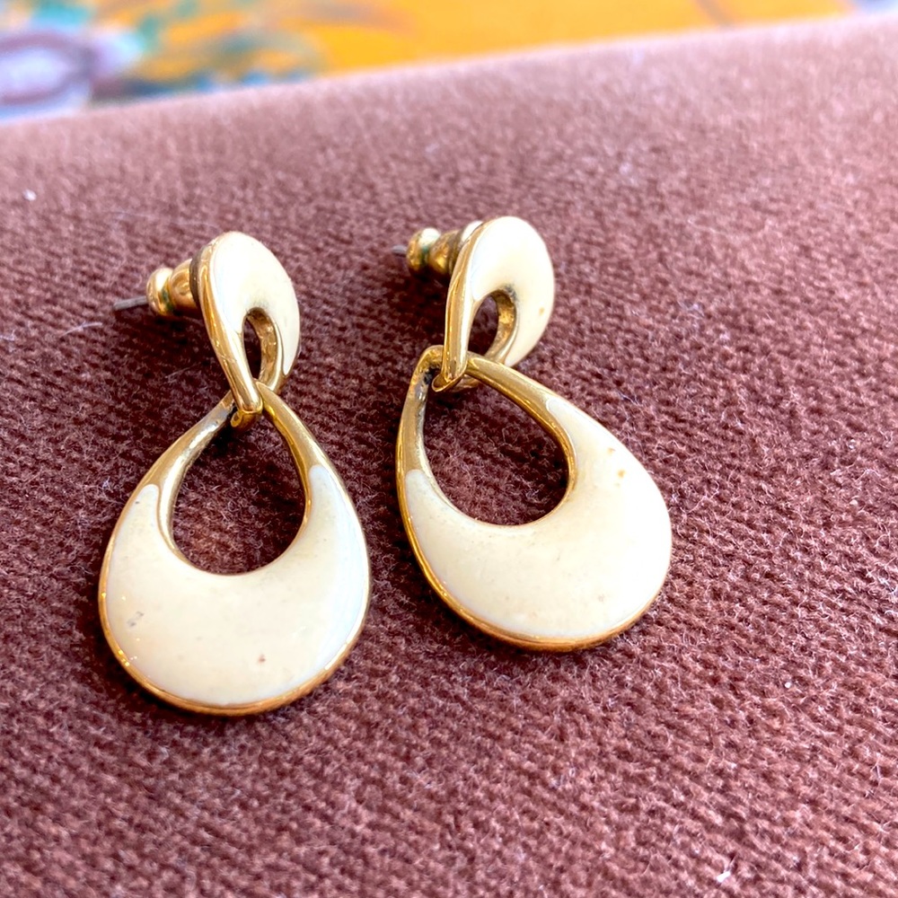 5/$25 Ecru cream dangle earrings.  Vintage 1960s